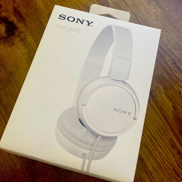 White Sony MDR-ZX110 headphones - Picture 2 of 4